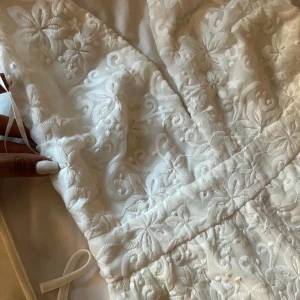  Jumpsuit - En jätte fin jumpsuit i färgen vit. Använd bara en gång, köpt från bikbok för länge sen💕