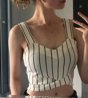 Linne - Snygg topp från Shein i strl S som bara använts en gång då jag tycker att den blivit för liten på mig nu. Snyggt band som går från magen och runt ryggen.
