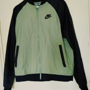 Nike bomberjacka strl L - Olivgrön / svart bomberjacka från Nike i strl L. Använd vid fåtal tillfällen och i absolut nyskick! Nypris 1400kr, säljes för 350kr Billigare vid snabb affär 🤗 Finns i Solna för upphämtning eller skickas mot att köparen betalar frakt. 