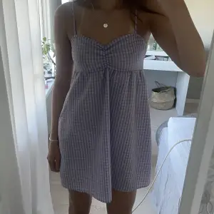 Säljer denna supersösta klänningen, perfekt till sommaren!💜💜