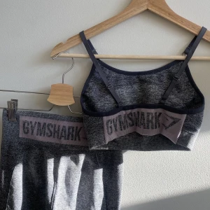 Gymstark tights och topp - Matchande Gymshark sett i grått med rosa detaljer 💗 Tights och sport bh, sparsamt använda (ca 3-4 gånger) Storlek S på både topp och byxa. (Nypris 800kr) säljer settet för 300kr eller var för sig för 200kr 💞 Köparen står för frakten 💘