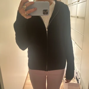 Soft goat hoodie  - Intresse koll på min super fina soft goat hoodie! Den är i svart och storlek s.💗