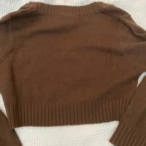 En brun stickad långärmad tröja, ganska kort. Storlek M. Säljer då jag inte använder den💓 