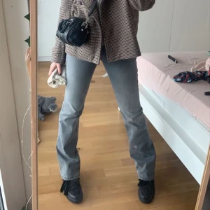 Gråa jeans - Säljer dessa jätte snygga gråa Lee jeansen då dom är lite stora på mig💗super bra skick! Storlek 25 men passar 26 och 24 också💗