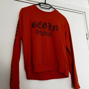 H&M orange sweather - Orange sweather från h&m med tryck Stl XS