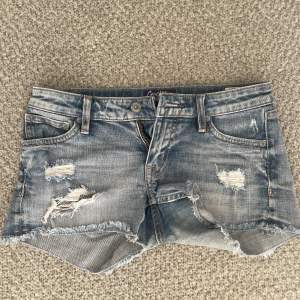 Ett par jätte fina crocker jeans shorts som är low waist 💕säljer då dom är lite för små 💕 skriv för mer info 😊 