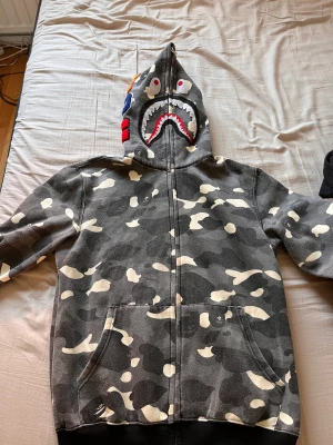 Vintage Bape Full Zip hoodie - Vintage bape full zip hoodie storlek XL men sitter om en M 
