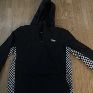 Vans jacka - En otroligt snygg vans jacka! Skick 9/10 inga skador och är precis som ny men den är använd fåtal gånger därav 9an!  Storlek S
