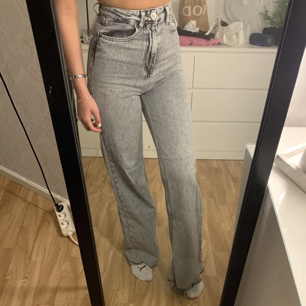 Gråa jeans från Stradivarius som aldrig kommer till användning, använda fåtal gånger därav bra skick🤍 (jag är 164) skriv för fler frågor!. Farkut & Housut.