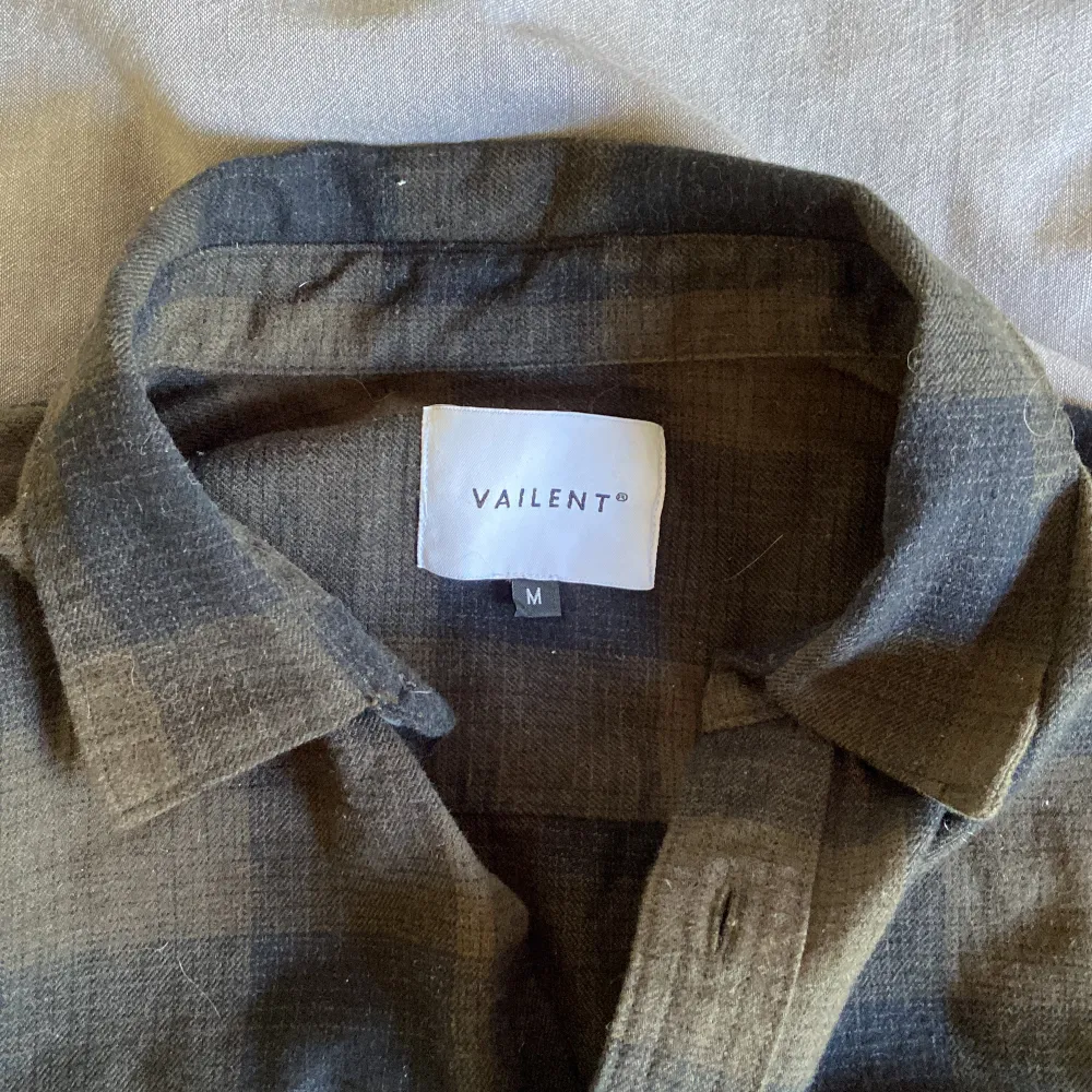 Mörkgrön/brun/svart skjorta köpt hos Carlings och den är i fint skick!. Skjortor.
