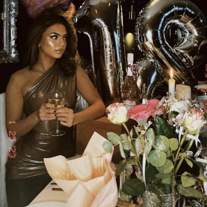 Klänning  - Super snygg cool klänning två första bilderna är lånade men samma klänning fast i den sista bildens färg💕