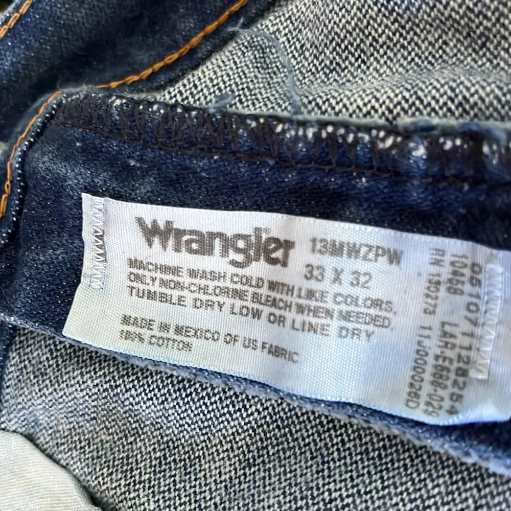 Wrangler jeans köpta för dryga året sedan. Säljer dem för att jag växt ut ur dem och de är straight jeans. Jeans & Byxor.