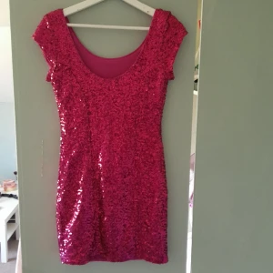 Klänning  - Super bra sick aldrig använd Kostar 600 kr i butik