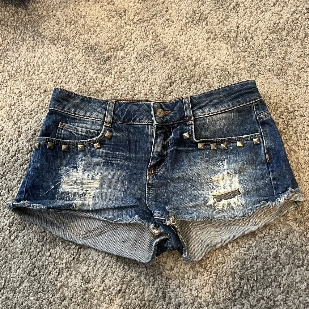 Snygga lågmidjade jeansshorts med nitar 💖💖. Shorts.