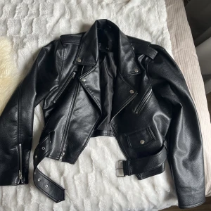 Svart skinnjacka  - Svart skinnjacka från bikbok. Storlek M o bara använd ett fåtal gånger 