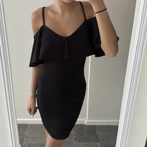 Svart klänning - Svart klänning från Nelly i storlek xs