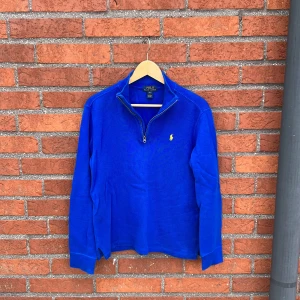 Blåstickad Ralph Lauren sweatshirt  - Blåstickad sweatshirt från Ralph Lauren, perfekt tröja till sommaren!