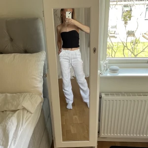 Linnebyxor - Superfina linnebyxor från design by si, storlek xs/s-short length och passar perfekt på mig som är runt 160cm, använda ett fåtal gånger så väldigt fint skick. Köpta för 549kr+frakt. Hör av dig vid frågor eller om du vill ha fler bilder🫶🏻