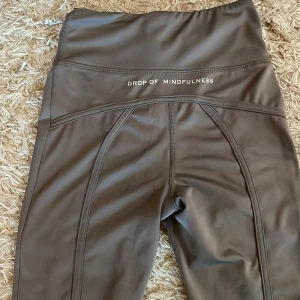 Leggings - Säljer träningsleggings från DOM i strl XS. Har en jättefin passform och sitter tajt o perfekt för mig som är 160 cm.