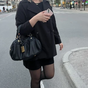 Marc Jacobs väska  - Trendig Marc Jacobs väska med guldiga detaljer säljs ❤️ Hör av dig vid intresse och om du har frågor! 🫶🏽