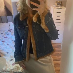 Jeans jacka med päls - Jeans jacka med äkta päls detaljer. Köpt i Tyskland för nåt år sen. Kom aldrig riktigt till användning, så är i jätte fint skick. Märke - Axel E. Delikat. Själv har jag stl S/M och denna är stl 40 och passar perfekt. Så är alltså liten för stl 40