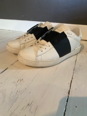 Valentino garavani - Hej! Säljer mina valetinos eftersom dom är för små för mig och dom e knappt använda men finns inga skador eller sånt på dom. Skriv för frågor eller fler bilder 