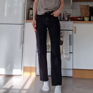 Weekday jeans voyage - Så snygga jeans från Weekday.  Jeansen är av modellen Voyage med medelhög midja. De har ett litet hål på ena fickan men är i övrigt i bra skick! De är 25 i midjan och 30 i längd (jag är 170 cm)