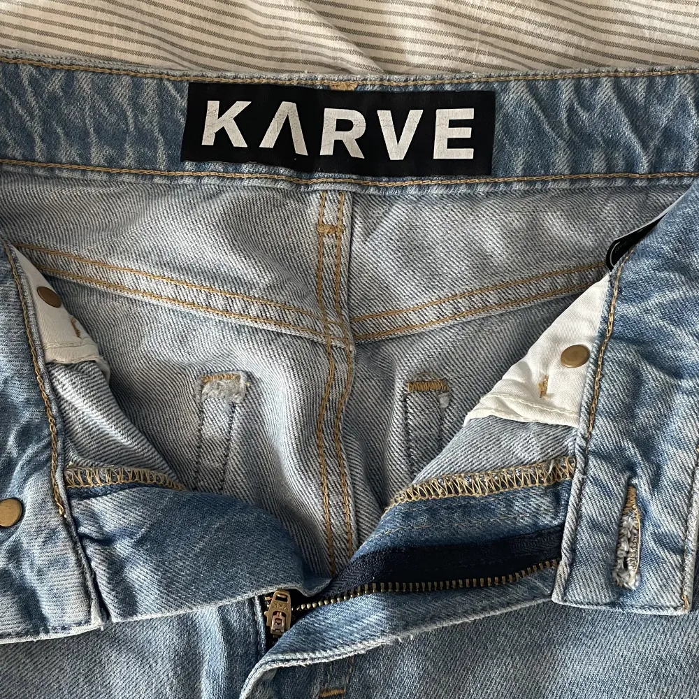 Ljusblå jeans från märket Karve. I väldigt bra skick då de endast är använda några få gånger! Nypris 699kr. Kontakta vid intresse eller andra frågor!💗. Jeans & Byxor.