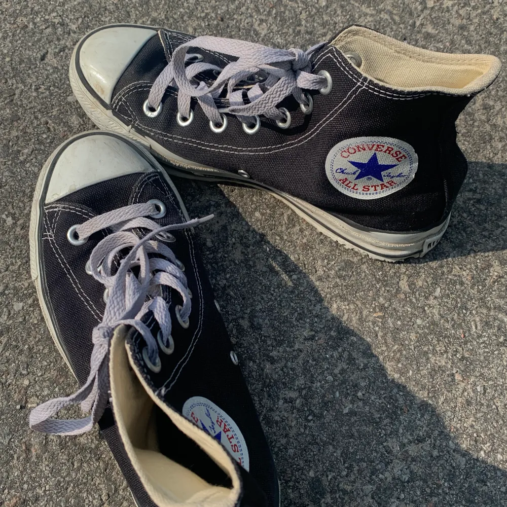 Svarta converse i storlek 36. Lite slitna där bak men ingenting man störs av. Priset kan diskuteras ❤️❤️. Skor.