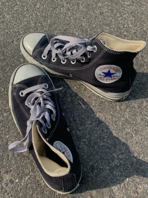 Svarta converse - Svarta converse i storlek 36. Lite slitna där bak men ingenting man störs av. Priset kan diskuteras ❤️❤️