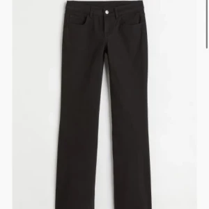 Lågmidjade jeans - Svarta lågmidjade jeans från hm i strl 36🤍