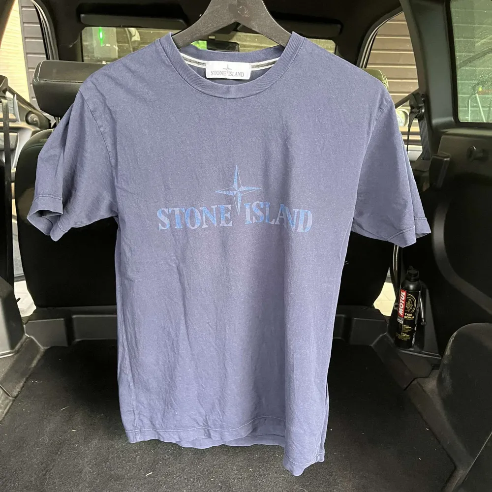 Stone island t-shirt, går inte att köpa längre  Nytt pris: 2000kr Mitt pris: 1000kr Skick: 7/10 Färg: Blå Storlek: S. T-shirts.