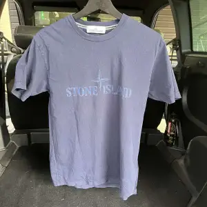 Stone island t-shirt, går inte att köpa längre  Nytt pris: 2000kr Mitt pris: 1000kr Skick: 7/10 Färg: Blå Storlek: S