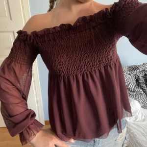 Blus - Vinröd blus från ginatricot. Passar super till vardags men också på finare tillfällen. Den är genomskinlig och på bilden har jag en tröja under! 