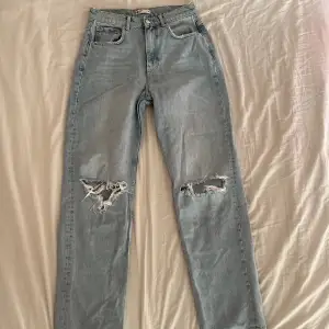 Ett par super snygga jeans. Använts 2-3gånger max. Inga defekter. Skriv om ni har frågor🩵priset går att diskutera 
