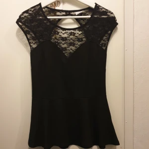 Snygg festlig topp från gina - Storlek M. Använd 1 gång. Älskar ryggen på den. Med volang nedtill. 🌸