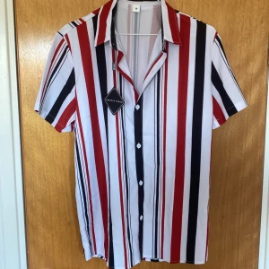 Skjorta - Skjorta köpt från zaful. Aldrig använd. Säljs för att den inte kommit till användning. Storlek M. Skriv vid funderingar.