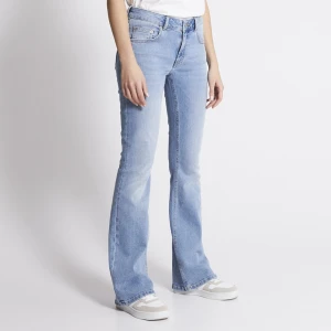 Lågmidjade jeans  - Säljer mina fina lager 157 jeans för att jag inte gillar hur dom sitter på mig längre. Köpt för tre månader sen så väldigt bra skick. Storlek S, passar mig bra i längden är 164. Köpt för 400kr, kan mötas upp i stockholm💗 (kom privat för fler bilder) 
