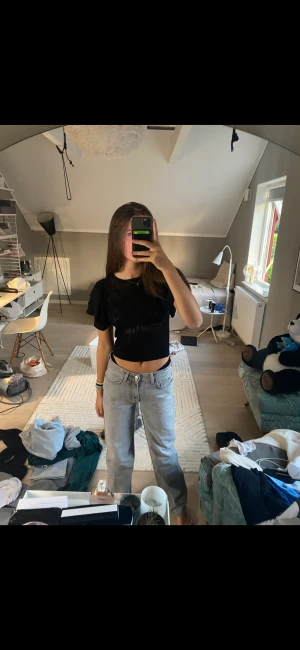 Lågmidjade jeans - Jätte snygga jeans från Gina som är i bra skick då dom bara är använda 3 ggr! Säljer då jag inte känner mig bekväm i dom💗💗
