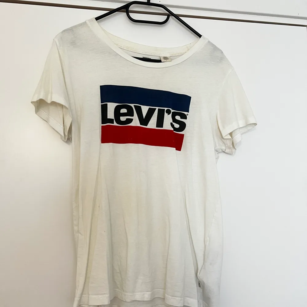 Vit Levis tshirt Stl M. T-shirts.
