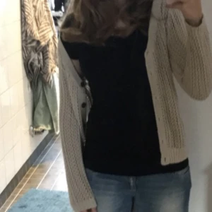 Kofta - En jättefin beige ”ihålig” kofta. Perfekt till sommaren!😊kontakta för mer info😌