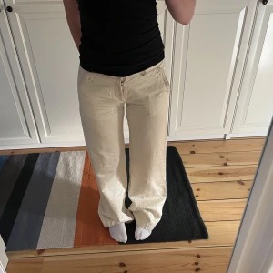 Byxor - Jättefina byxor som sitter perfekt! Byxorna är krämfärgade och lite glansiga i materialet. Snygga detaljer på fickor mm. Tyvärr är dragkedjan trasig men tycker inte att det syns när man har dem på sig, tror det är enkelt att lösa annars🌸skriv om frågor💓