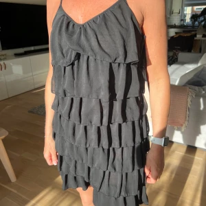 Volangklänning - Volangklänning från hm storlek 38