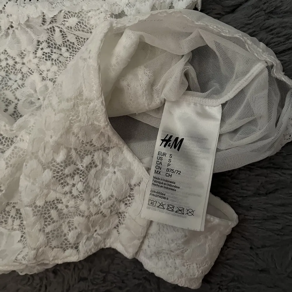 En superfin vit body i spets från H&M i strl S!💓. Klänningar.