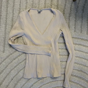 Långärmad tröja  - Beige ribbad långärmad tröja med fin urringning. ⭐️