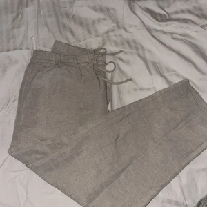 Linnebyxor - Linnebyxor från hm inköpta förra sommaren. Ljus beiga men färgen syns inte så bra på bilden.