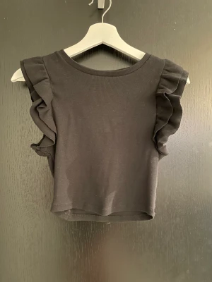 Volang topp - Gullig volang topp, perfekt nu till sommaren!❤️Köparen står för frakten!💗