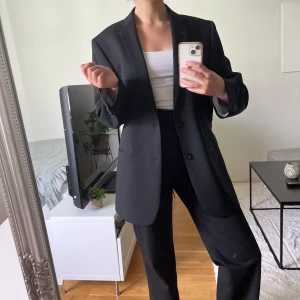 POUR kavaj - Kavaj från POUR i mycket fint skick! Storlek står ej men gissar L, men passar mindre om man vill att den sitter mer over sized. (Jag på bilden har i normala fall storlek S).