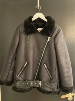 Otroligt snygg fake läder/ päls jacka - Otroligt snygg fake läder/ päls jacka! Så cool🤩 Köparen står för frakten!🥰