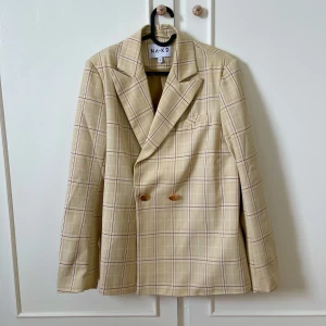 Kavaj - Beige kavaj från NA-KD.  Aldrig använd. Mycket bra skick.